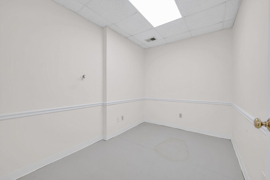 More Photos Of 102-104 S Main St, Manville Office Residential For Lease