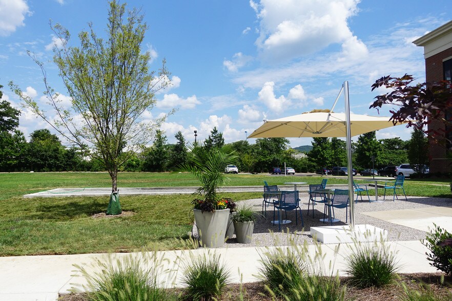 More Photos Of 389 Nichol Mill Ln, Franklin Unknown For Lease