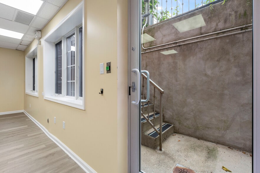 More Photos Of 2717 Crescent St, Astoria Medical For Lease