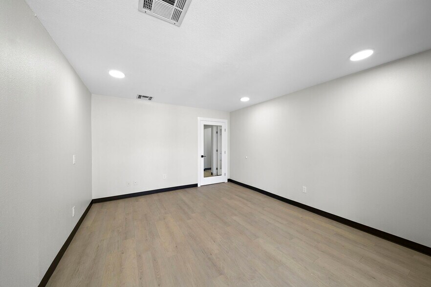 1915 N Frazier St, Conroe, TX 77301 General Retail For Sale