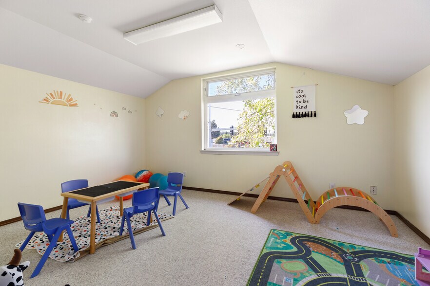 More Photos Of 35 SE Ely St, Oak Harbor Office For Sale