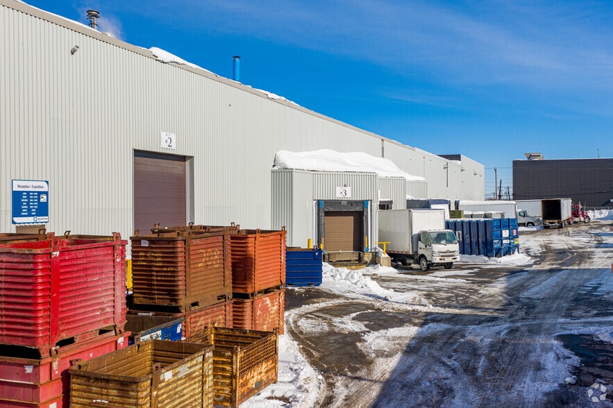 More Photos Of 2995-2999 Boul Le Corbusier, Laval Warehouse For Lease