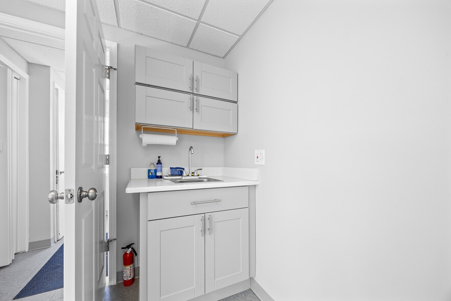 More Photos Of 4520 Rumsey Ave, Oak Lawn Industrial For Sale