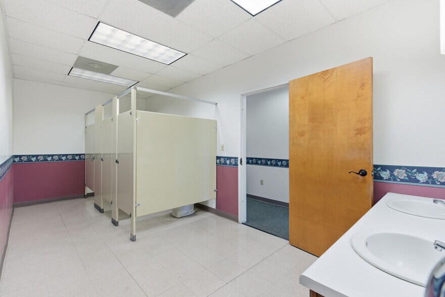 More Photos Of 718 N Martin St, East Prairie Office For Sale