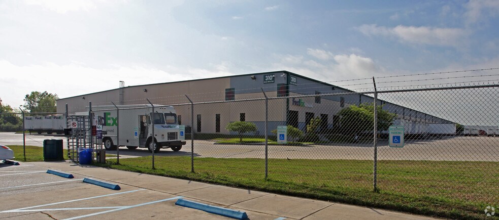 More Photos Of 310 James Dr E, Saint Rose Distribution For Lease