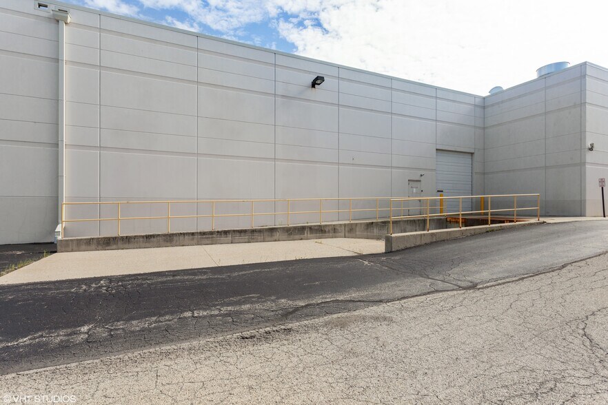 More Photos Of 475 Quadrangle Dr, Bolingbrook Warehouse For Lease