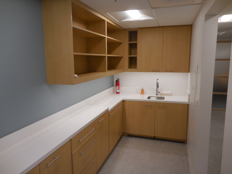 More Photos Of 25550 Hawthorne Blvd, Torrance Medical For Lease