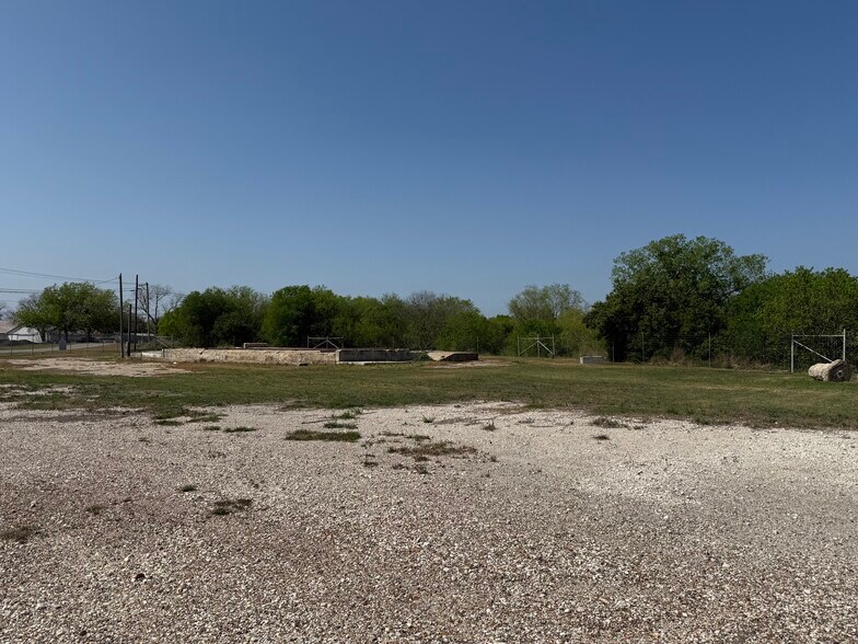 More Photos Of 205 E Dailey St, Kenedy Warehouse For Sale