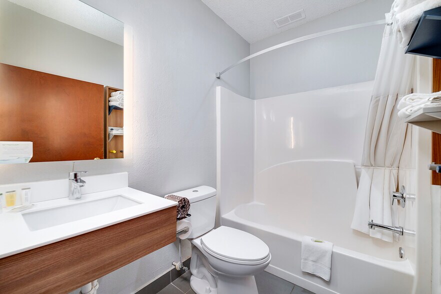 More Photos Of 195 Country Club Dr, Stockbridge Hotel For Sale