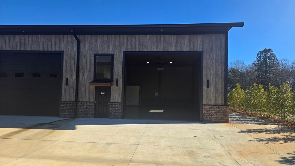 More Photos Of 144 McCrary Rd, Mooresville Flex For Sale