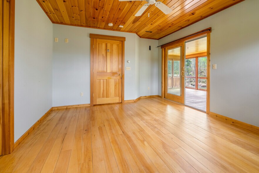 More Photos Of 49 Vermont 12, Pomfret General Retail For Sale