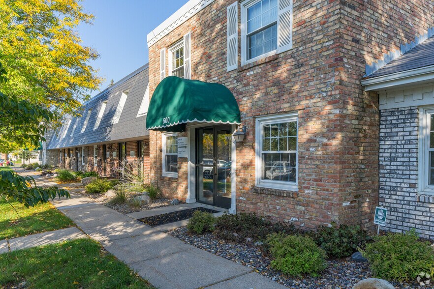 More Photos Of 600 Twelve Oaks Center Dr, Wayzata Unknown For Lease