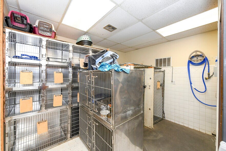 More Photos Of 13039 Nacogdoches Rd, San Antonio Veterinarian Kennel For Sale
