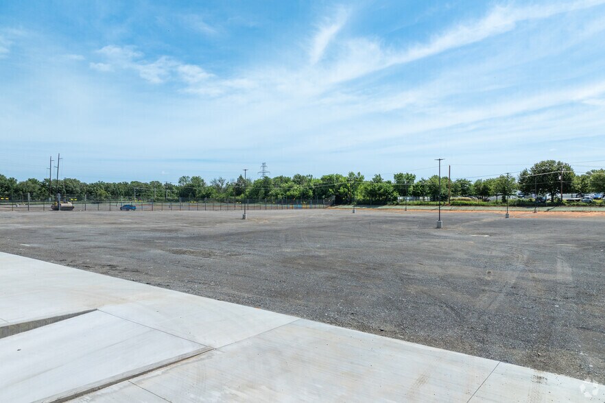 More Photos Of 5749 Parker Henderson Rd, Fort Worth Service For Lease