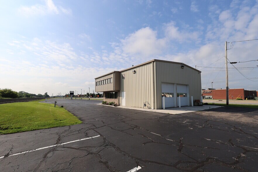 More Photos Of 23119 US Highway 33, Elkhart Storefront For Lease