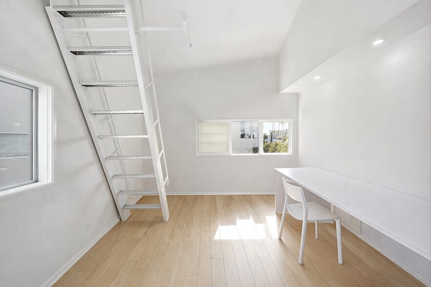 More Photos Of 2100 Abbot Kinney Blvd, Venice Loft Creative Space For Lease