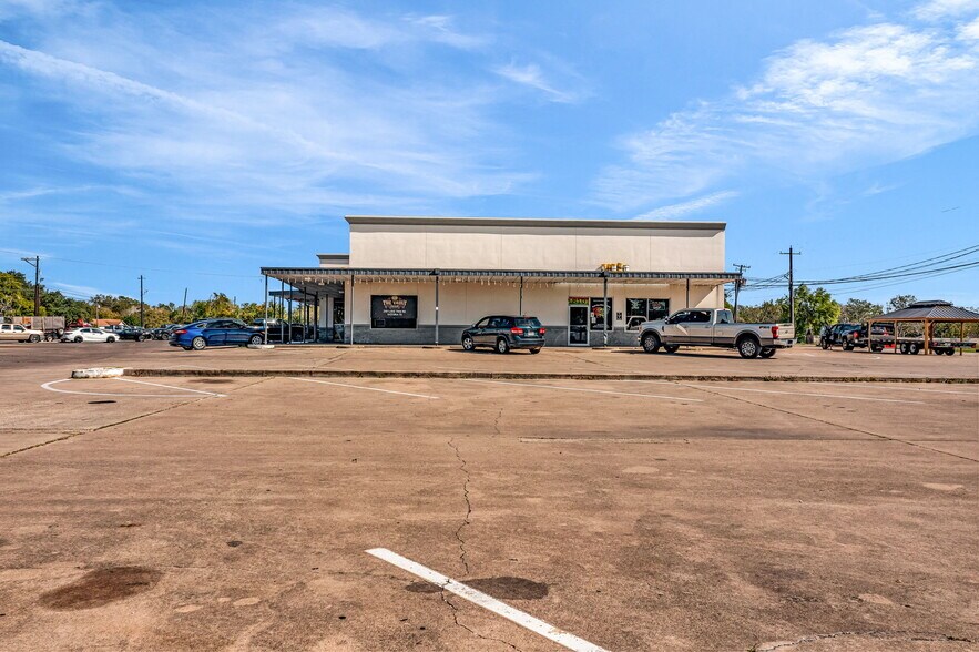 More Photos Of 2105-2107 Lone Tree, Victoria General Retail For Lease