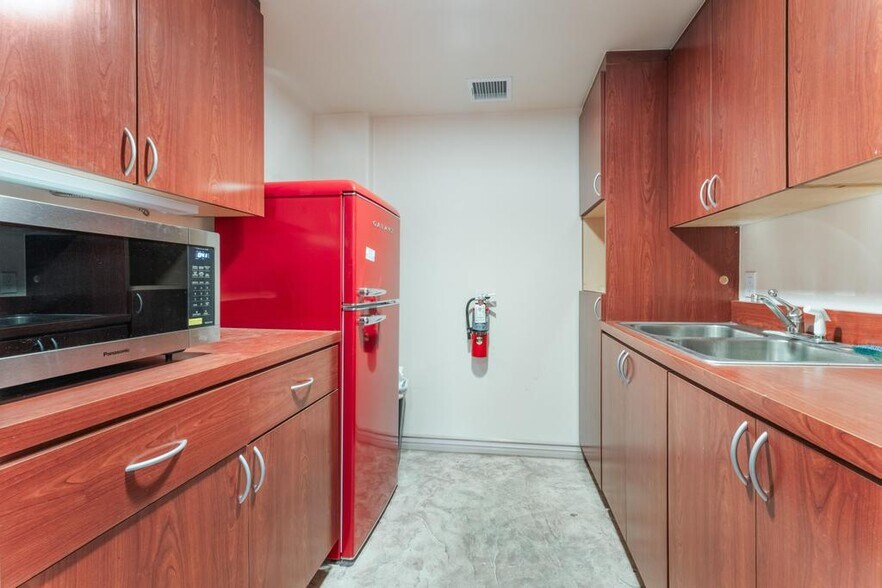 More Photos Of 6230 McLeod Dr, Las Vegas Medical For Lease