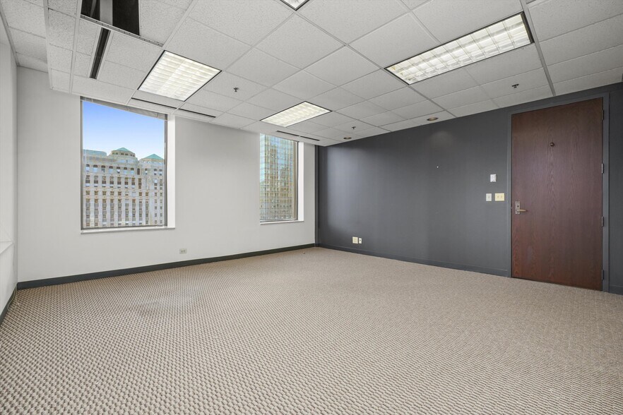 More Photos Of 211 W Wacker Dr, Chicago Office For Sale