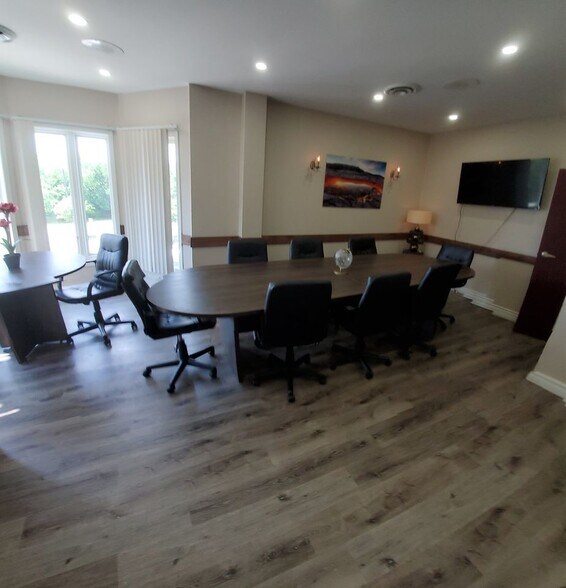 Primary Photo Of 410-420 N Service Rd E, Oakville Office For Lease