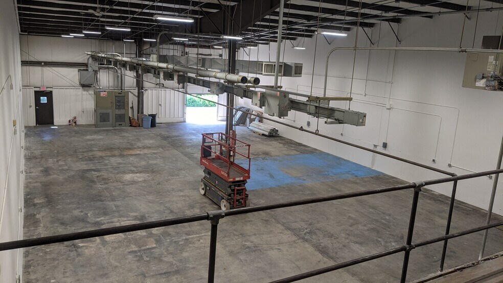 More Photos Of 21 Commerce Dr, North Branford Warehouse For Lease