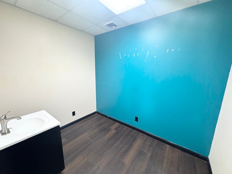 More Photos Of 816 Hempstead Tpke, Franklin Square Office For Sale