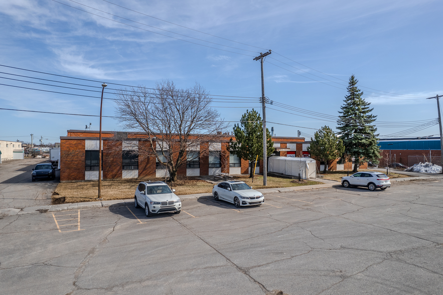 Primary Photo Of 8600 Pl Upton, Montréal Warehouse For Sale