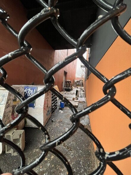 More Photos Of 1157 E 156th St, Bronx Warehouse For Lease