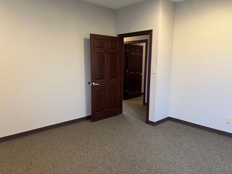 More Photos Of 1620 W Oak St, Zionsville Office For Lease