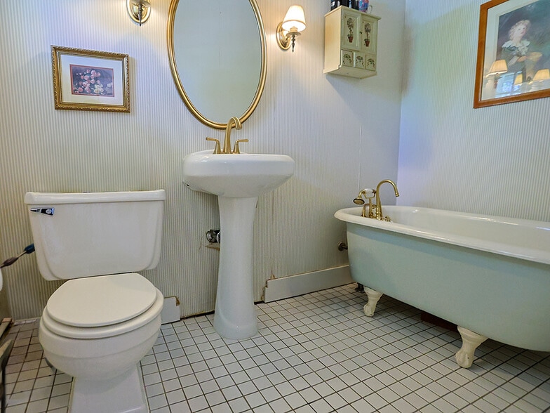 More Photos Of 19 Hill St, Goshen Office For Sale