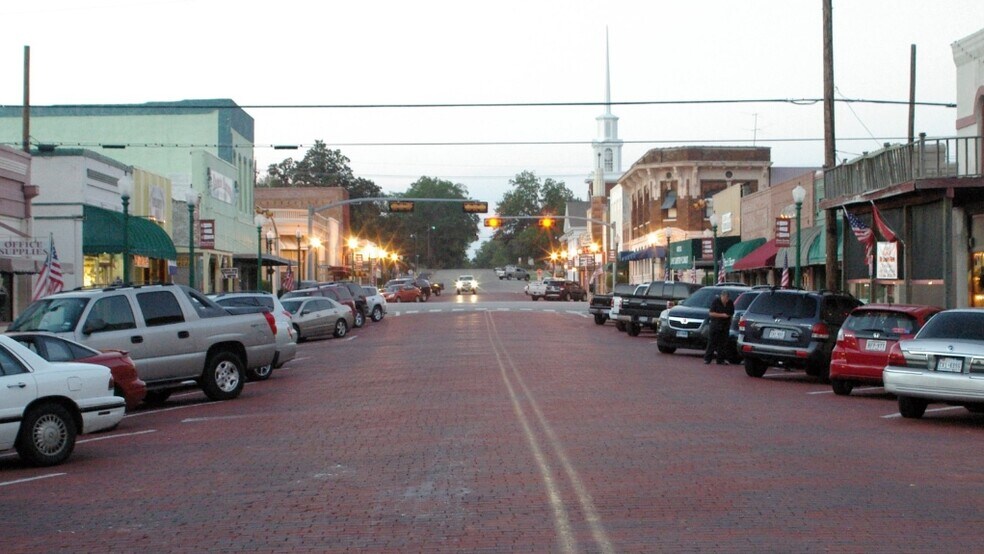 More Photos Of 102 S Johnson St, Mineola Freestanding For Lease