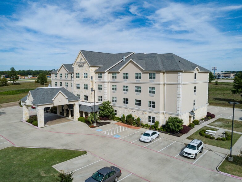 More Photos Of 1918 University Ave, Texarkana Hotel For Sale
