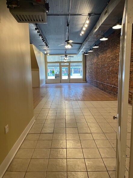 More Photos Of 304 Virginia Ave, Clarksville General Retail For Lease