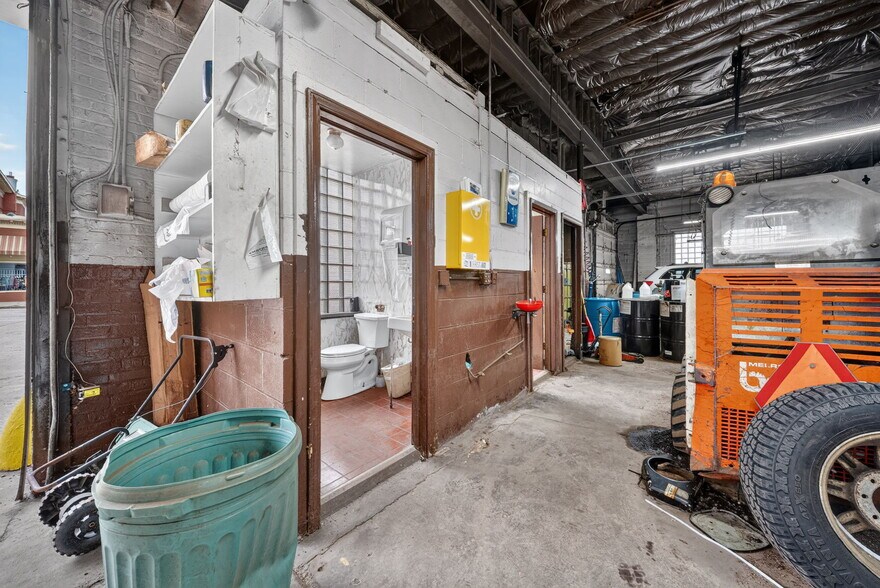 More Photos Of 5009 Xerxes Ave S, Minneapolis Auto Repair For Sale