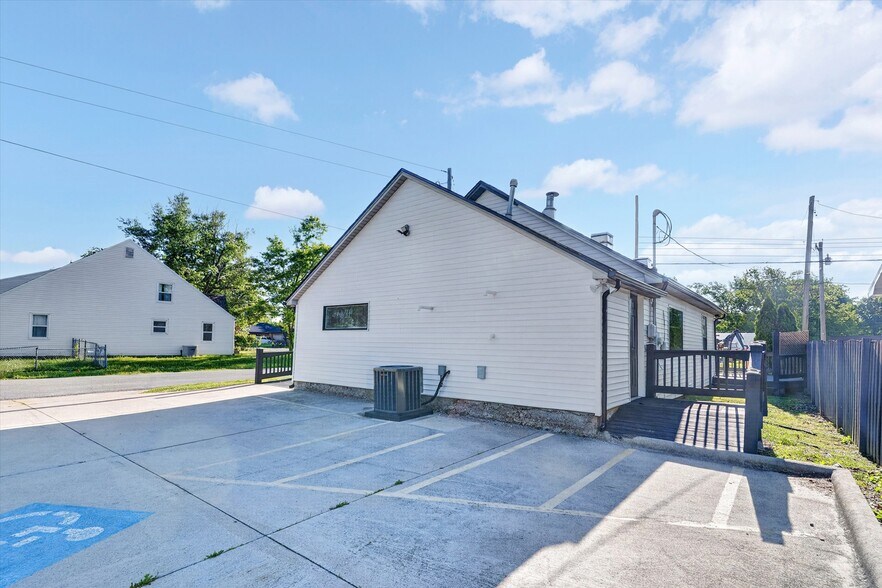 More Photos Of 425 N Main St, Nixa Office For Sale