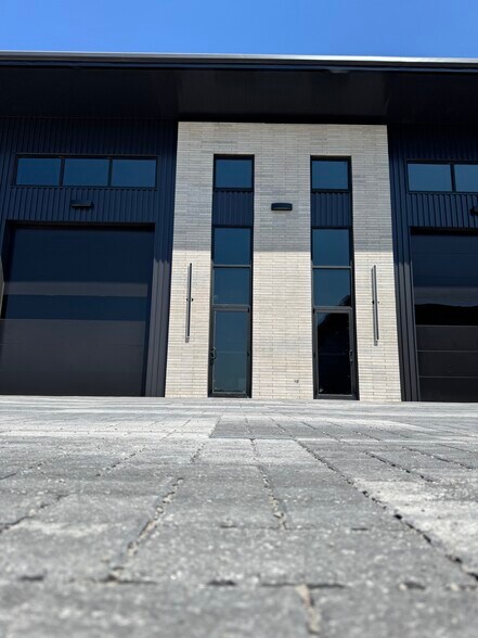 More Photos Of 2105 S 31st St, Rogers Showroom For Sale