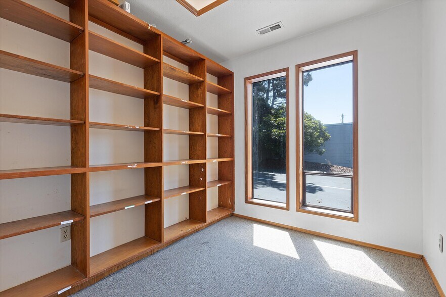 More Photos Of 1140 Ne Highway 101, Lincoln City Office For Sale