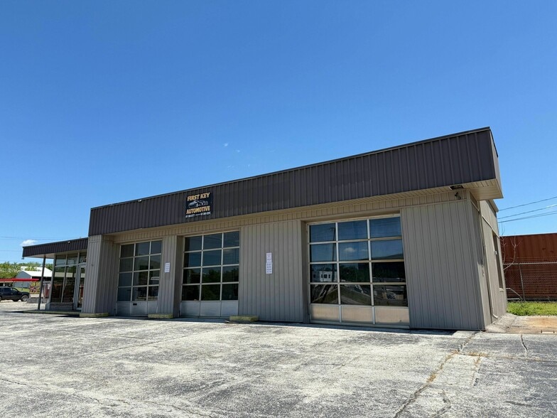 More Photos Of 634 W Commercial St, Springfield General Retail For Lease