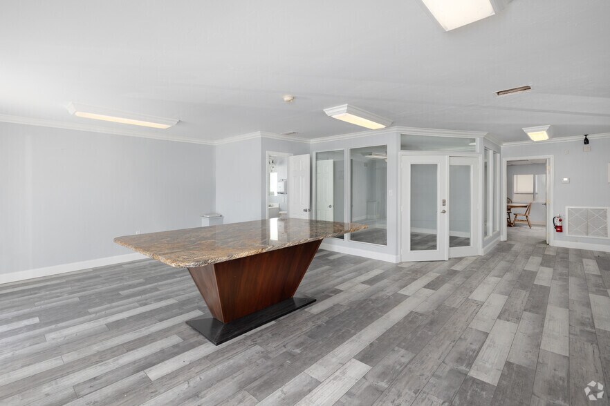 More Photos Of 236 Grove St S, Venice Freestanding For Sale