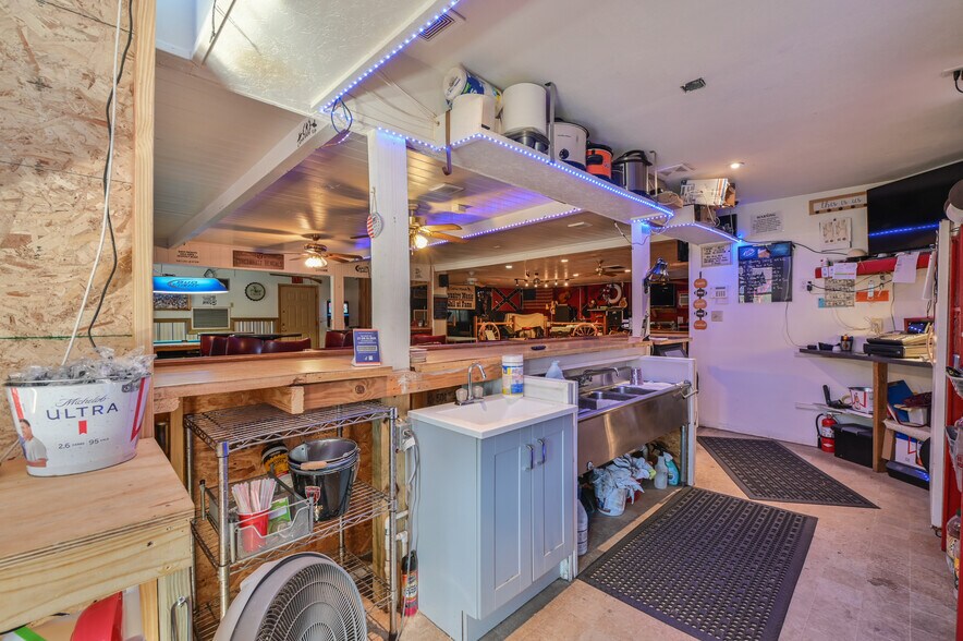 More Photos Of 2451 SE Highway 41, Morriston Bar For Sale