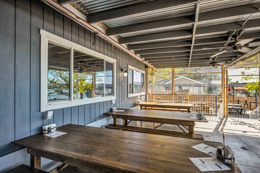 More Photos Of 14625 Lakeshore Dr, Clearlake Restaurant For Sale