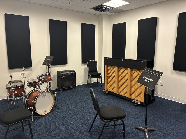 More Photos Of 3220 Winona Ave, Burbank Research And Development For Lease