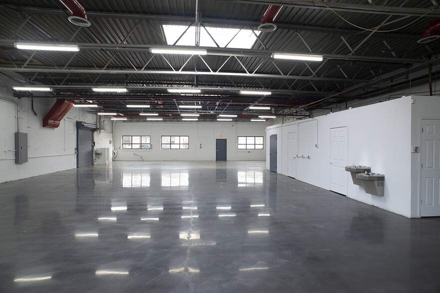 More Photos Of 3300-3306 N Knox Ave, Chicago Warehouse For Lease