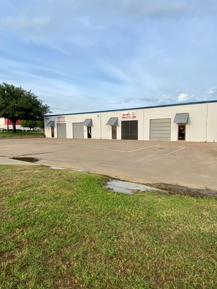 More Photos Of 8212 Northeast Pky, North Richland Hills Unknown For Lease
