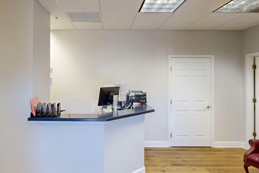 More Photos Of 910 N Fern Creek Ave, Orlando Office Residential For Lease