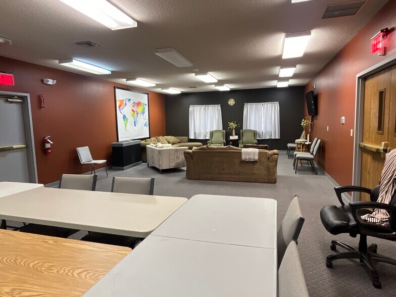 More Photos Of 1270 W Commerce St, Milford Religious Facility For Lease