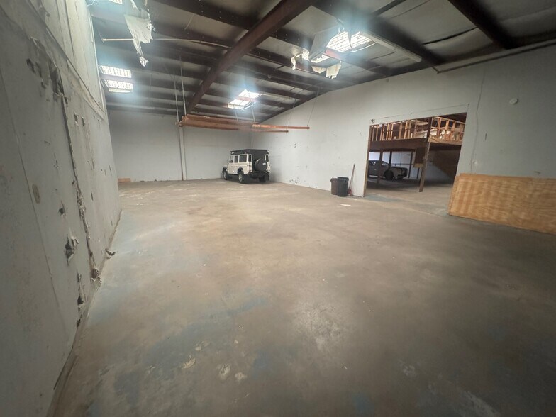More Photos Of 6214 Beverly Hill St, Houston Office For Lease