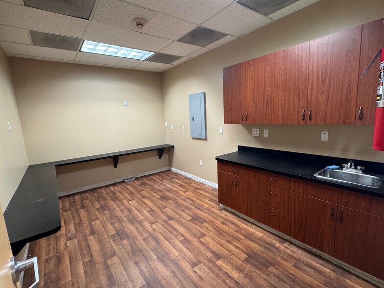 More Photos Of 5500-5536 Reseda Blvd, Tarzana Storefront Retail Office For Lease