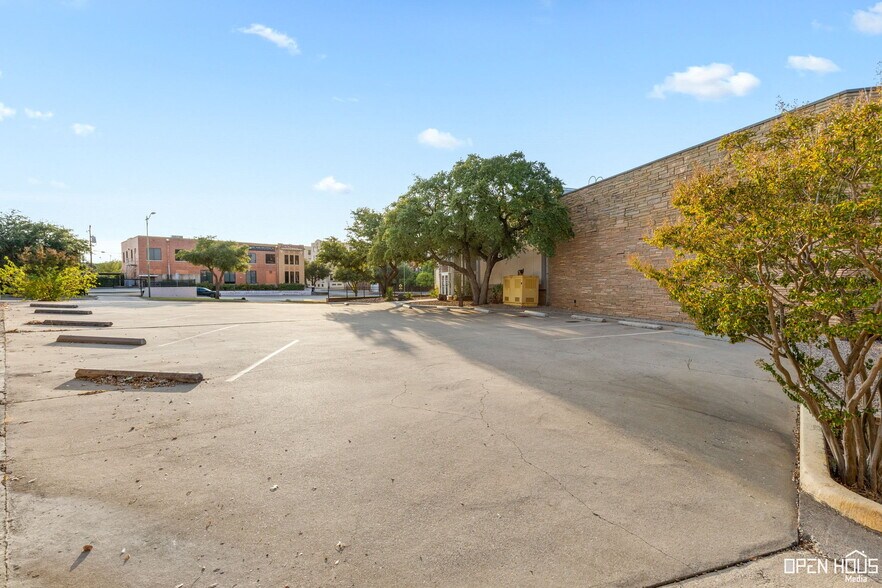 More Photos Of 915 9th St, Wichita Falls Office For Sale