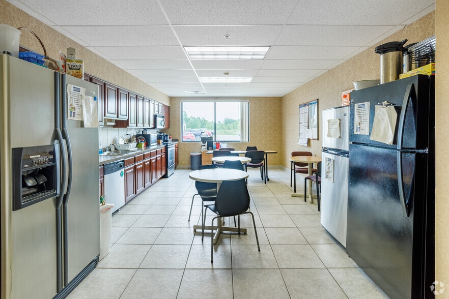 More Photos Of 8164 Executive Ct, Lansing Office For Lease